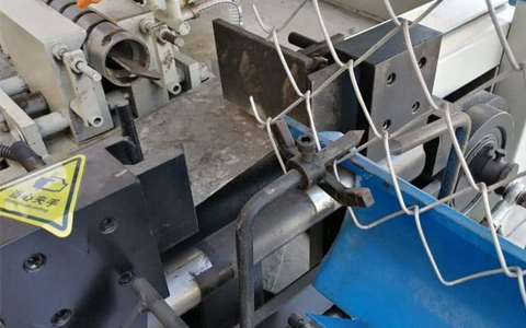 KNITTING MACHINE